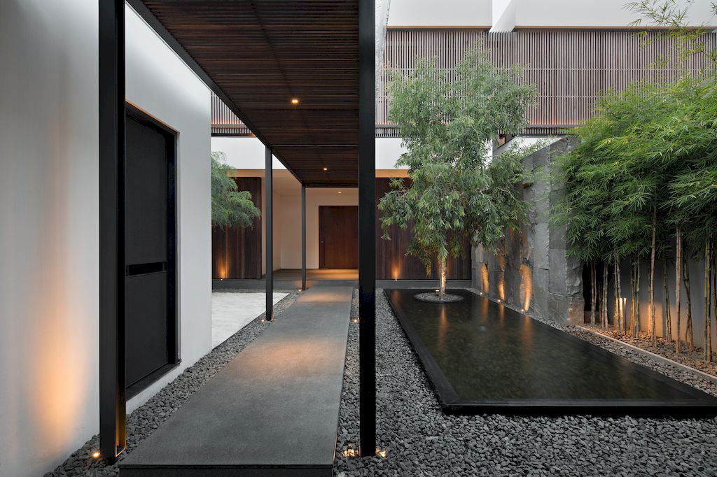 Palm Street House Balances Luxury and the Nature by Pranala Associates 8