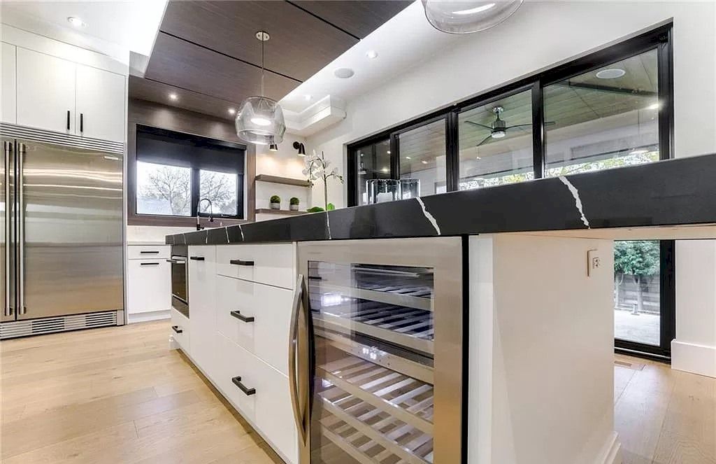 The Contemporary Custom Home in Ontario is a luxurious home now available for sale. This home located at 2450 Meadowood Cres, Oakville, ON L6L 1V6, Canada