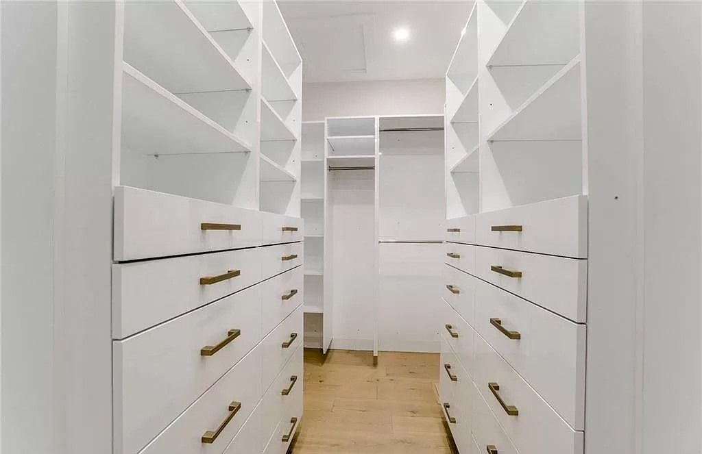 The Contemporary Custom Home in Ontario is a luxurious home now available for sale. This home located at 2450 Meadowood Cres, Oakville, ON L6L 1V6, Canada