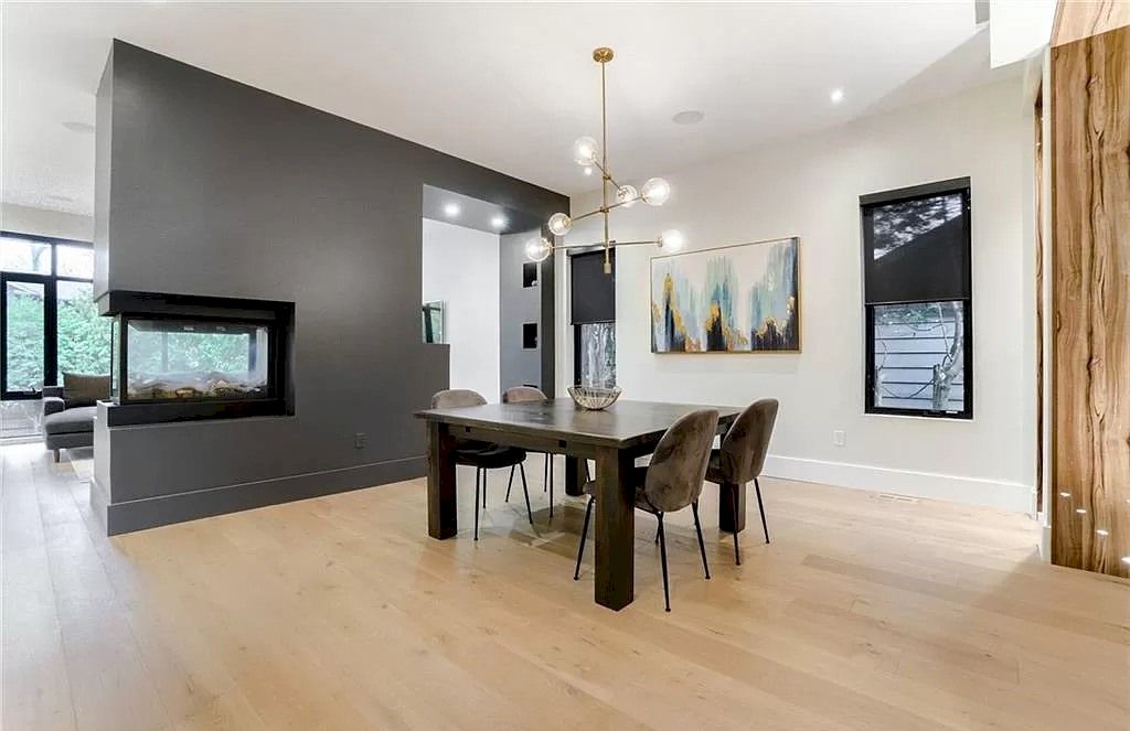 The Contemporary Custom Home in Ontario is a luxurious home now available for sale. This home located at 2450 Meadowood Cres, Oakville, ON L6L 1V6, Canada