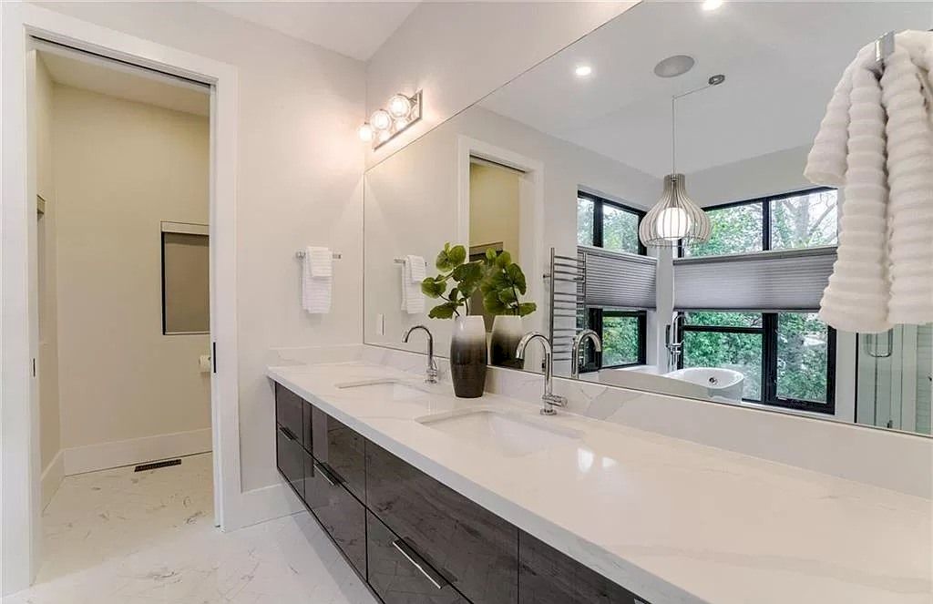 The Contemporary Custom Home in Ontario is a luxurious home now available for sale. This home located at 2450 Meadowood Cres, Oakville, ON L6L 1V6, Canada