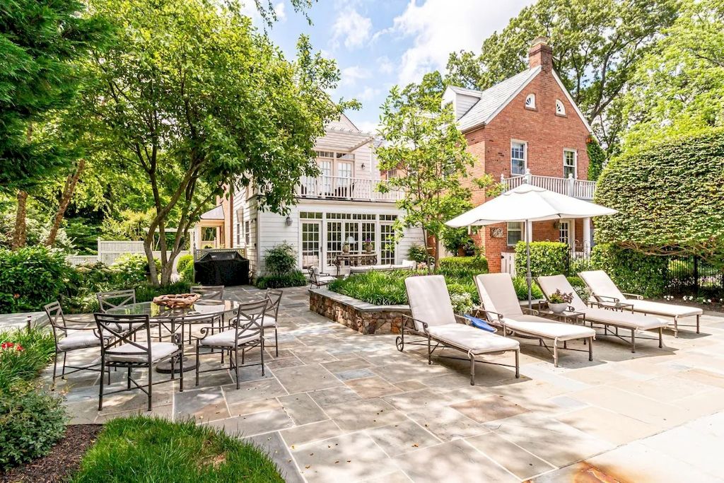 The Home in Virginia is a luxurious home for you to enjoy relaxing moments with family and friends now available for sale. This home located at 2001-2007 Whiteoaks Dr, Alexandria, Virginia; offering 07 bedrooms and 08 bathrooms with 6,450 square feet of living spaces.