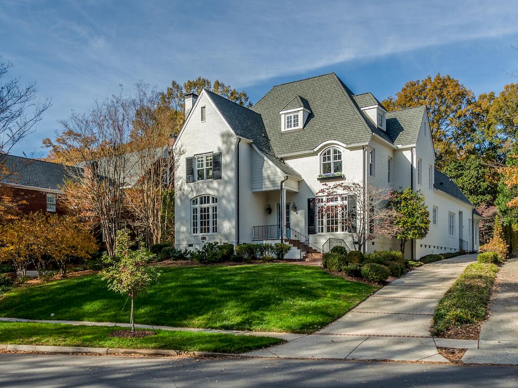 The Home in North Carolina is a luxurious home set on a hill on quiet street in Myers Park now available for sale. This home located at 2027 Princeton Ave, Charlotte, North Carolina; offering 06 bedrooms and 08 bathrooms with 6,355 square feet of living spaces. 