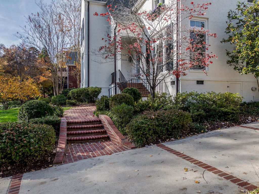 The Home in North Carolina is a luxurious home set on a hill on quiet street in Myers Park now available for sale. This home located at 2027 Princeton Ave, Charlotte, North Carolina; offering 06 bedrooms and 08 bathrooms with 6,355 square feet of living spaces. 