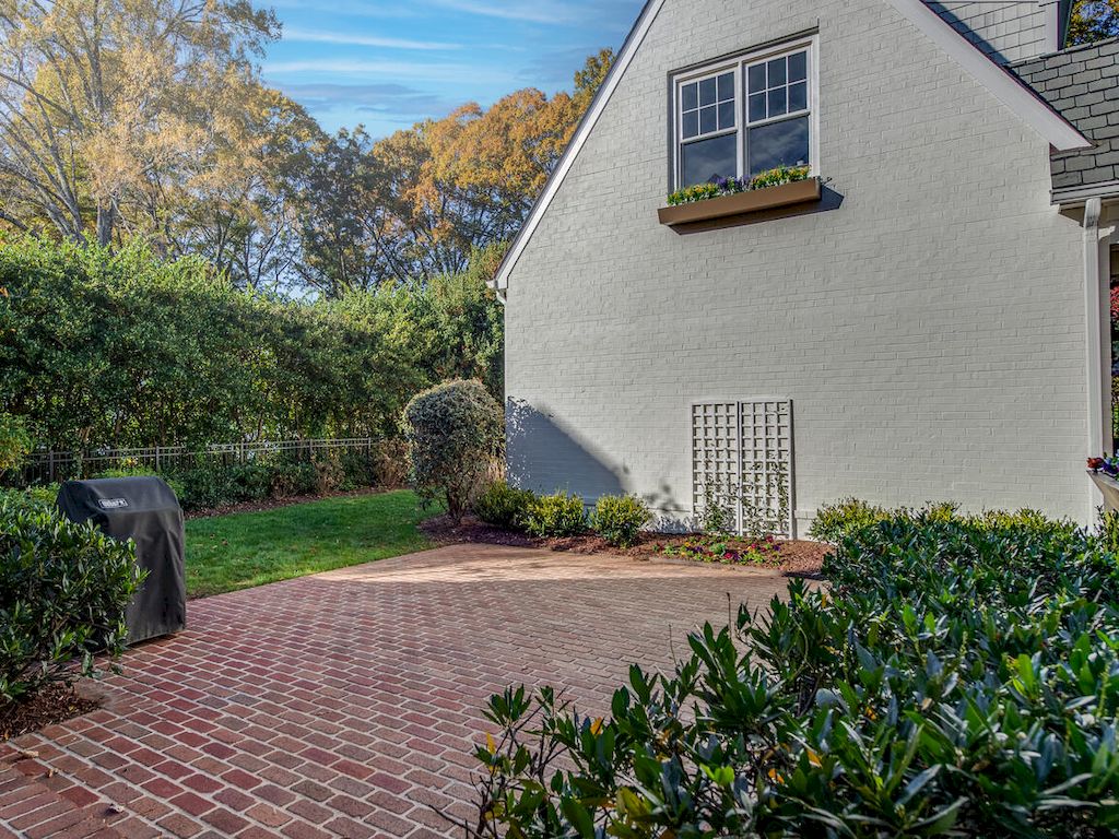 The Home in North Carolina is a luxurious home set on a hill on quiet street in Myers Park now available for sale. This home located at 2027 Princeton Ave, Charlotte, North Carolina; offering 06 bedrooms and 08 bathrooms with 6,355 square feet of living spaces. 