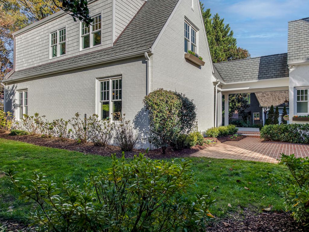 The Home in North Carolina is a luxurious home set on a hill on quiet street in Myers Park now available for sale. This home located at 2027 Princeton Ave, Charlotte, North Carolina; offering 06 bedrooms and 08 bathrooms with 6,355 square feet of living spaces. 