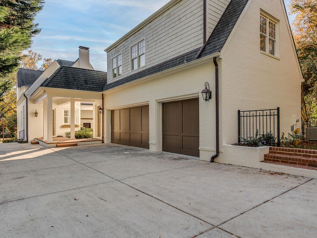 The Home in North Carolina is a luxurious home set on a hill on quiet street in Myers Park now available for sale. This home located at 2027 Princeton Ave, Charlotte, North Carolina; offering 06 bedrooms and 08 bathrooms with 6,355 square feet of living spaces. 