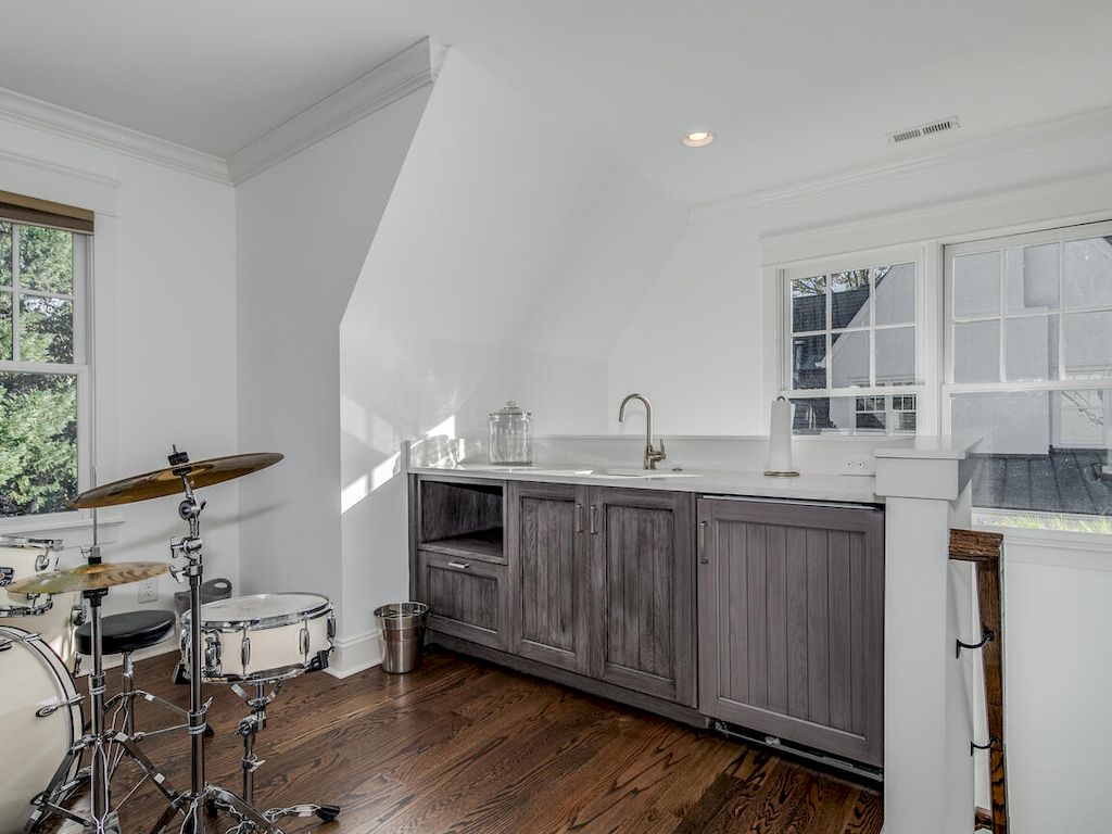 The Home in North Carolina is a luxurious home set on a hill on quiet street in Myers Park now available for sale. This home located at 2027 Princeton Ave, Charlotte, North Carolina; offering 06 bedrooms and 08 bathrooms with 6,355 square feet of living spaces. 