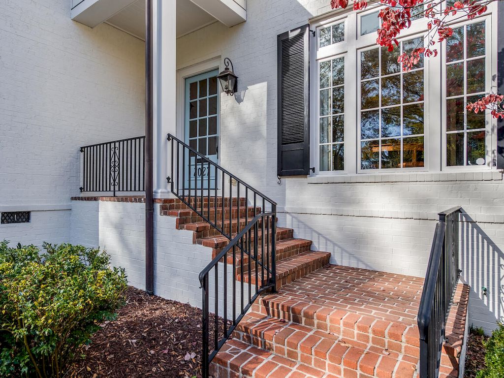 The Home in North Carolina is a luxurious home set on a hill on quiet street in Myers Park now available for sale. This home located at 2027 Princeton Ave, Charlotte, North Carolina; offering 06 bedrooms and 08 bathrooms with 6,355 square feet of living spaces. 