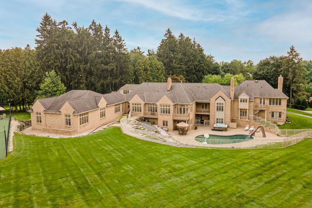 The Home in Michigan is a luxurious home possessing a lovely courtyard with fountain and refined interiors now available for sale. This home located at 1100 Orchard Ridge Rd, Bloomfield Hills, Michigan; offering 06 bedrooms and 11 bathrooms with 14,900 square feet of living spaces.