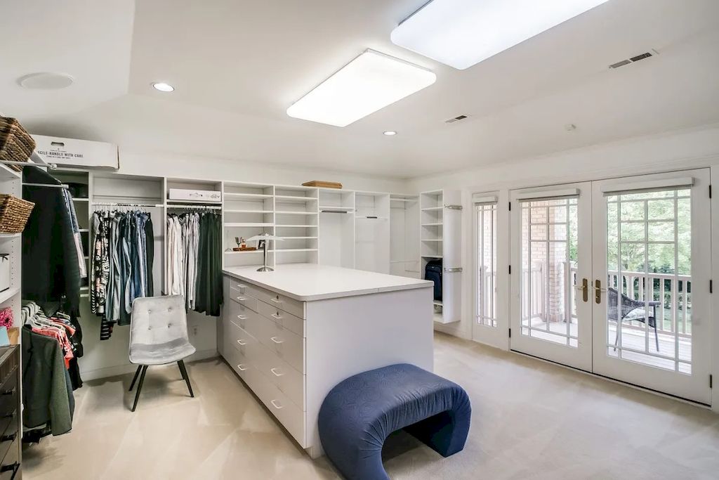 The Home in Michigan is a luxurious home possessing a lovely courtyard with fountain and refined interiors now available for sale. This home located at 1100 Orchard Ridge Rd, Bloomfield Hills, Michigan; offering 06 bedrooms and 11 bathrooms with 14,900 square feet of living spaces.