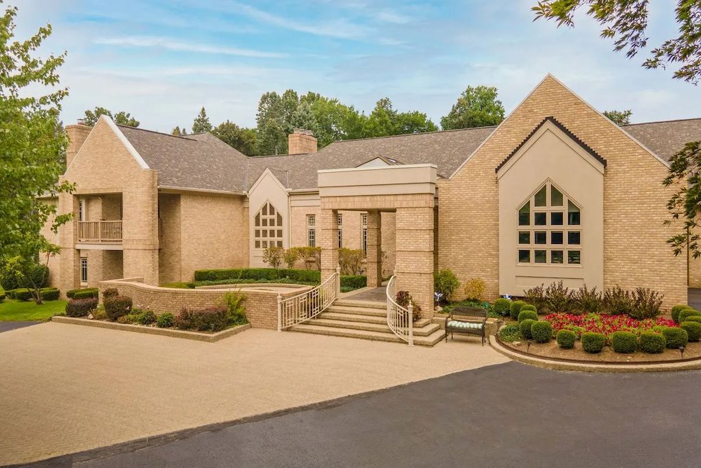 The Home in Michigan is a luxurious home possessing a lovely courtyard with fountain and refined interiors now available for sale. This home located at 1100 Orchard Ridge Rd, Bloomfield Hills, Michigan; offering 06 bedrooms and 11 bathrooms with 14,900 square feet of living spaces.