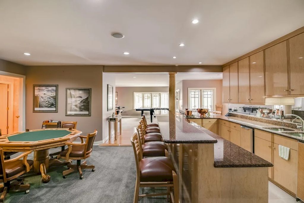 The Home in Michigan is a luxurious home possessing a lovely courtyard with fountain and refined interiors now available for sale. This home located at 1100 Orchard Ridge Rd, Bloomfield Hills, Michigan; offering 06 bedrooms and 11 bathrooms with 14,900 square feet of living spaces.