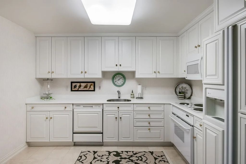The Home in Michigan is a luxurious home possessing a lovely courtyard with fountain and refined interiors now available for sale. This home located at 1100 Orchard Ridge Rd, Bloomfield Hills, Michigan; offering 06 bedrooms and 11 bathrooms with 14,900 square feet of living spaces.