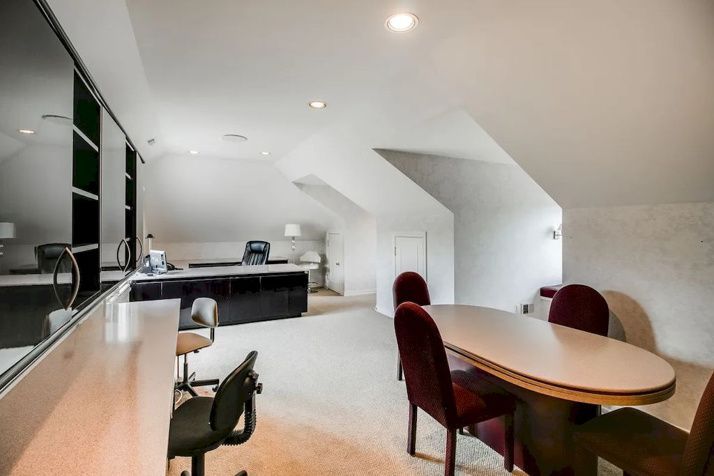 The Home in Michigan is a luxurious home possessing a lovely courtyard with fountain and refined interiors now available for sale. This home located at 1100 Orchard Ridge Rd, Bloomfield Hills, Michigan; offering 06 bedrooms and 11 bathrooms with 14,900 square feet of living spaces.