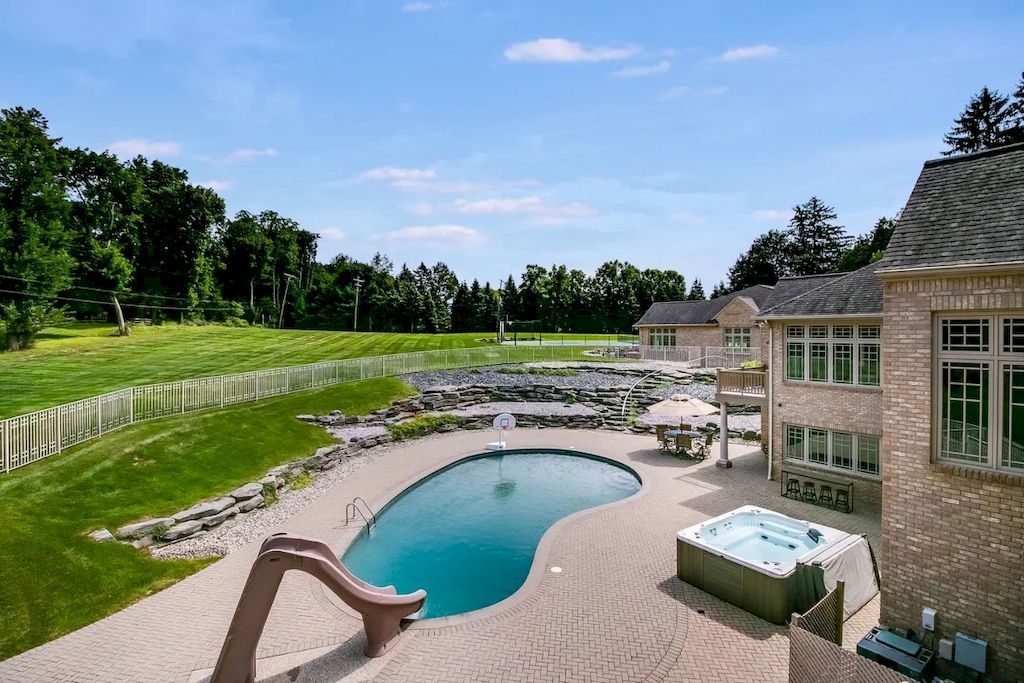 The Home in Michigan is a luxurious home possessing a lovely courtyard with fountain and refined interiors now available for sale. This home located at 1100 Orchard Ridge Rd, Bloomfield Hills, Michigan; offering 06 bedrooms and 11 bathrooms with 14,900 square feet of living spaces.