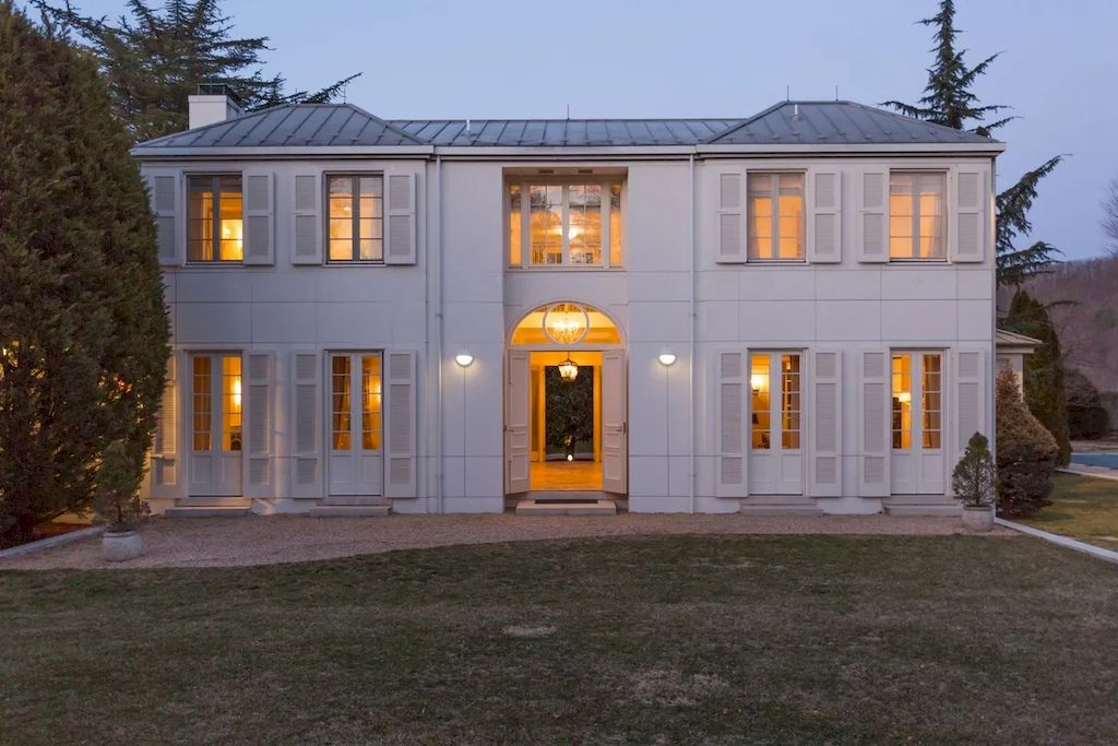The Home in Virginia is a luxurious estate surrounded by 360 degree mountain view now available for sale. This home located at 61 Deerfield Ln, Sperryville, Virginia; offering 05 bedrooms and 05 bathrooms with 7,892 square feet of living spaces. 