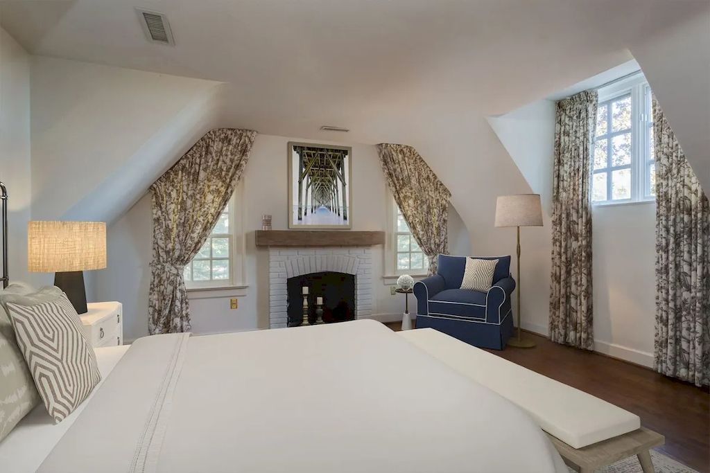 The Home in Virginia is a luxurious estate surrounded by 360 degree mountain view now available for sale. This home located at 61 Deerfield Ln, Sperryville, Virginia; offering 05 bedrooms and 05 bathrooms with 7,892 square feet of living spaces. 