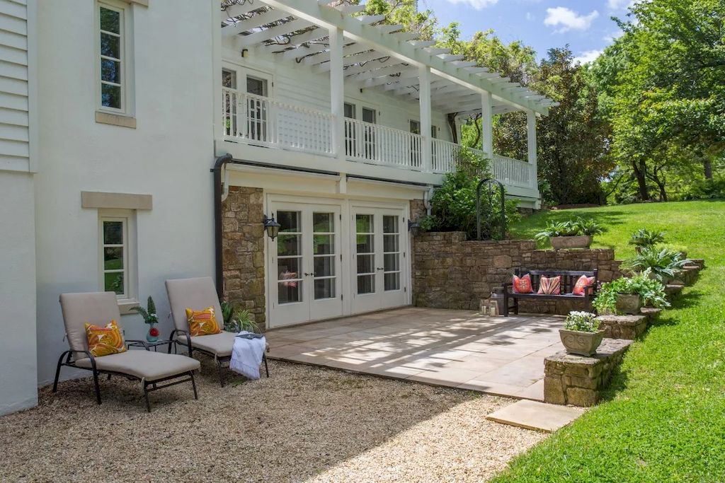 The Home in Virginia is a luxurious estate surrounded by 360 degree mountain view now available for sale. This home located at 61 Deerfield Ln, Sperryville, Virginia; offering 05 bedrooms and 05 bathrooms with 7,892 square feet of living spaces. 