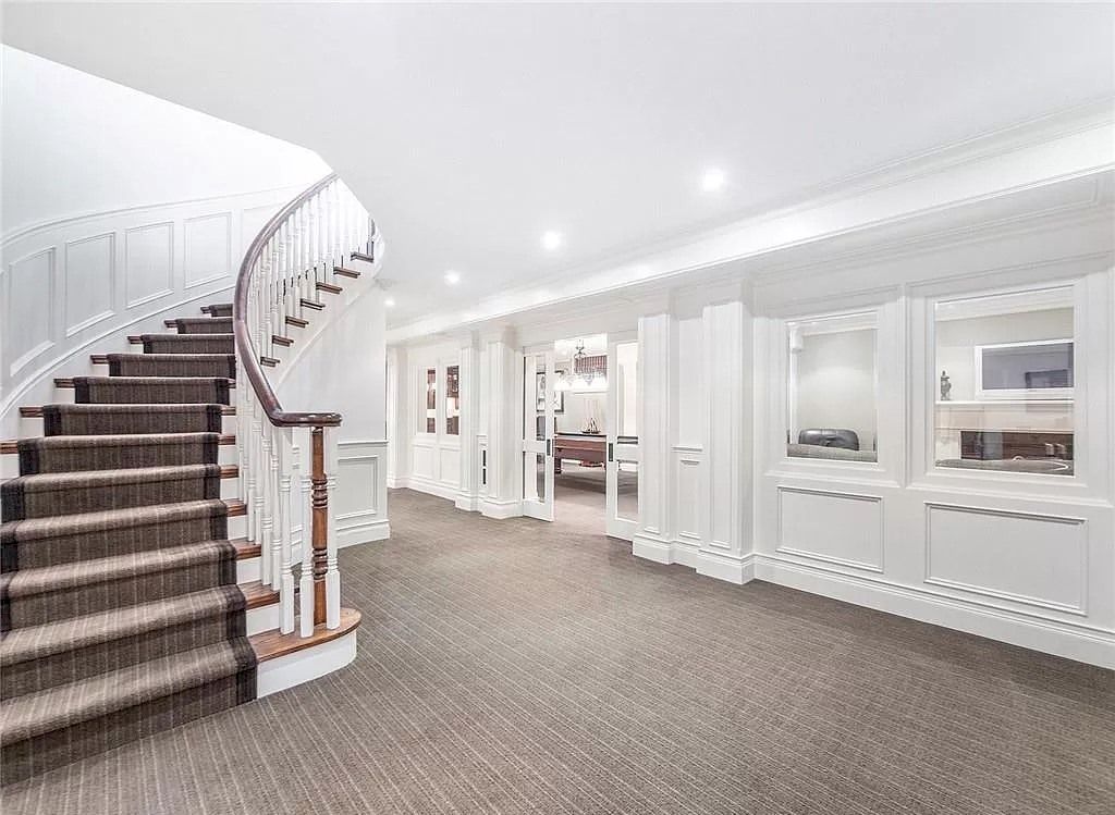 The Home in Ontario is a spectacular home now available for sale. This home located at 258 Chartwell Rd, Oakville, ON L6J 3Z9, Canada
