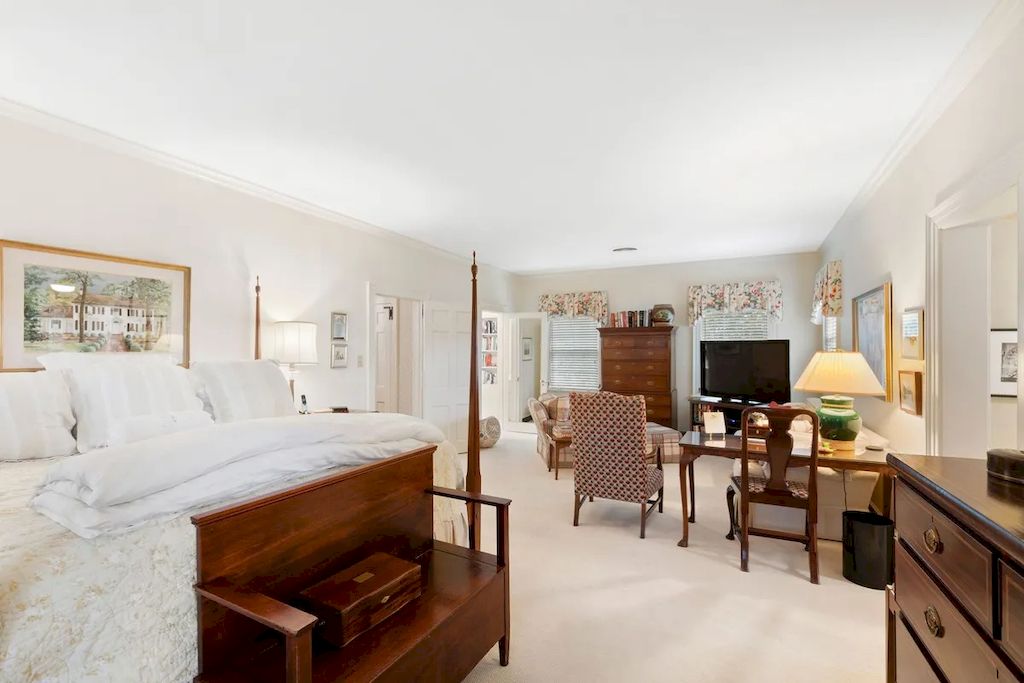 The Home in North Carolina is a luxurious home which brings comfortable ambiance with its classic design and tasteful detail now available for sale. This home located at 1520 Jarvis St, Raleigh, North Carolina; offering 04 bedrooms and 04 bathrooms with 4,361 square feet of living spaces.
