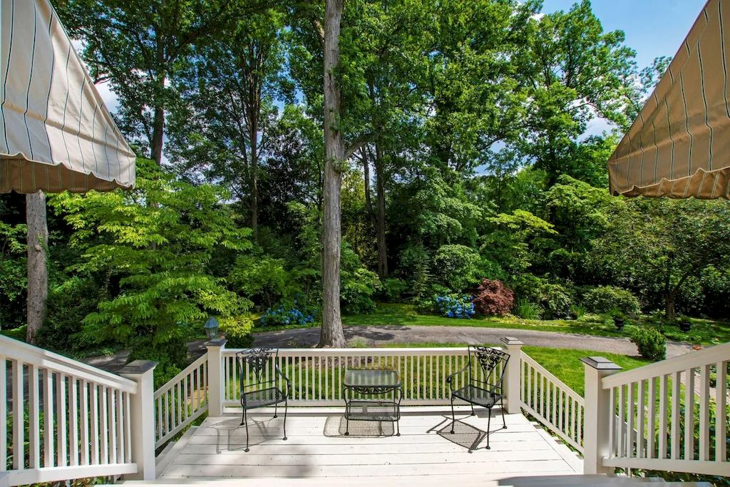 The Home in North Carolina is a luxurious home which brings comfortable ambiance with its classic design and tasteful detail now available for sale. This home located at 1520 Jarvis St, Raleigh, North Carolina; offering 04 bedrooms and 04 bathrooms with 4,361 square feet of living spaces.