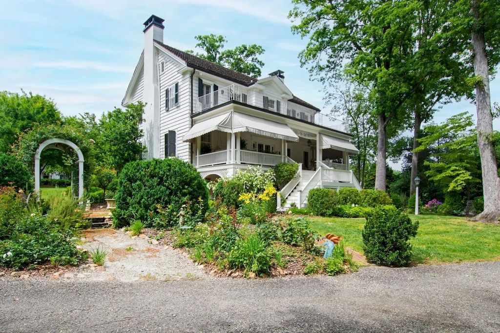 The Home in North Carolina is a luxurious home which brings comfortable ambiance with its classic design and tasteful detail now available for sale. This home located at 1520 Jarvis St, Raleigh, North Carolina; offering 04 bedrooms and 04 bathrooms with 4,361 square feet of living spaces.