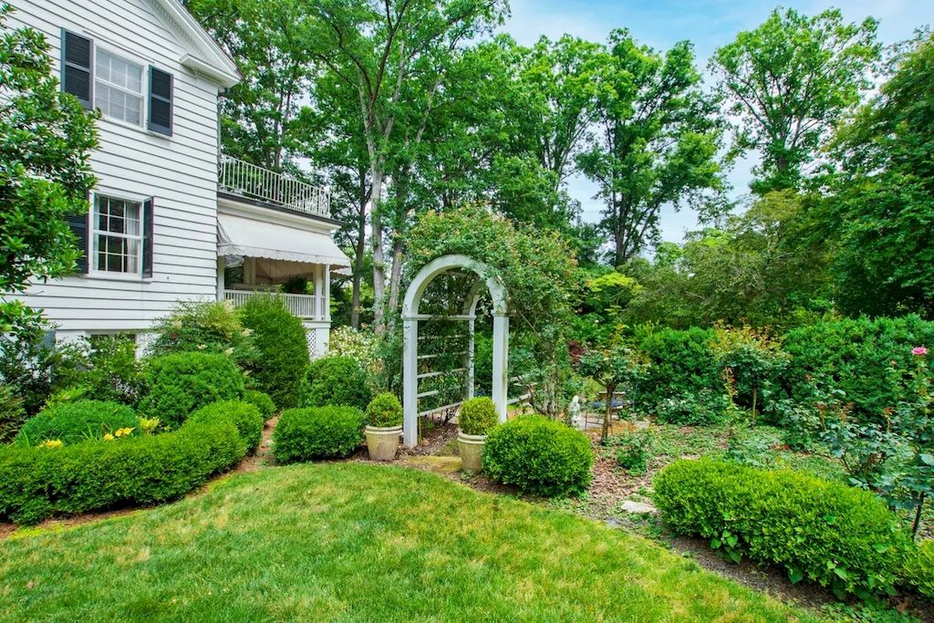 The Home in North Carolina is a luxurious home which brings comfortable ambiance with its classic design and tasteful detail now available for sale. This home located at 1520 Jarvis St, Raleigh, North Carolina; offering 04 bedrooms and 04 bathrooms with 4,361 square feet of living spaces.