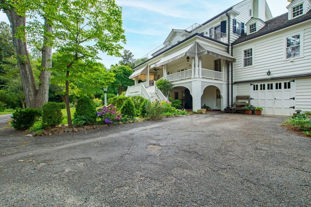 The Home in North Carolina is a luxurious home which brings comfortable ambiance with its classic design and tasteful detail now available for sale. This home located at 1520 Jarvis St, Raleigh, North Carolina; offering 04 bedrooms and 04 bathrooms with 4,361 square feet of living spaces.