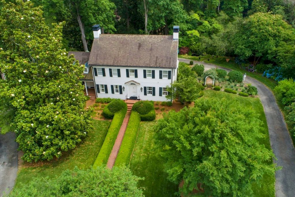 The Home in North Carolina is a luxurious home which brings comfortable ambiance with its classic design and tasteful detail now available for sale. This home located at 1520 Jarvis St, Raleigh, North Carolina; offering 04 bedrooms and 04 bathrooms with 4,361 square feet of living spaces.