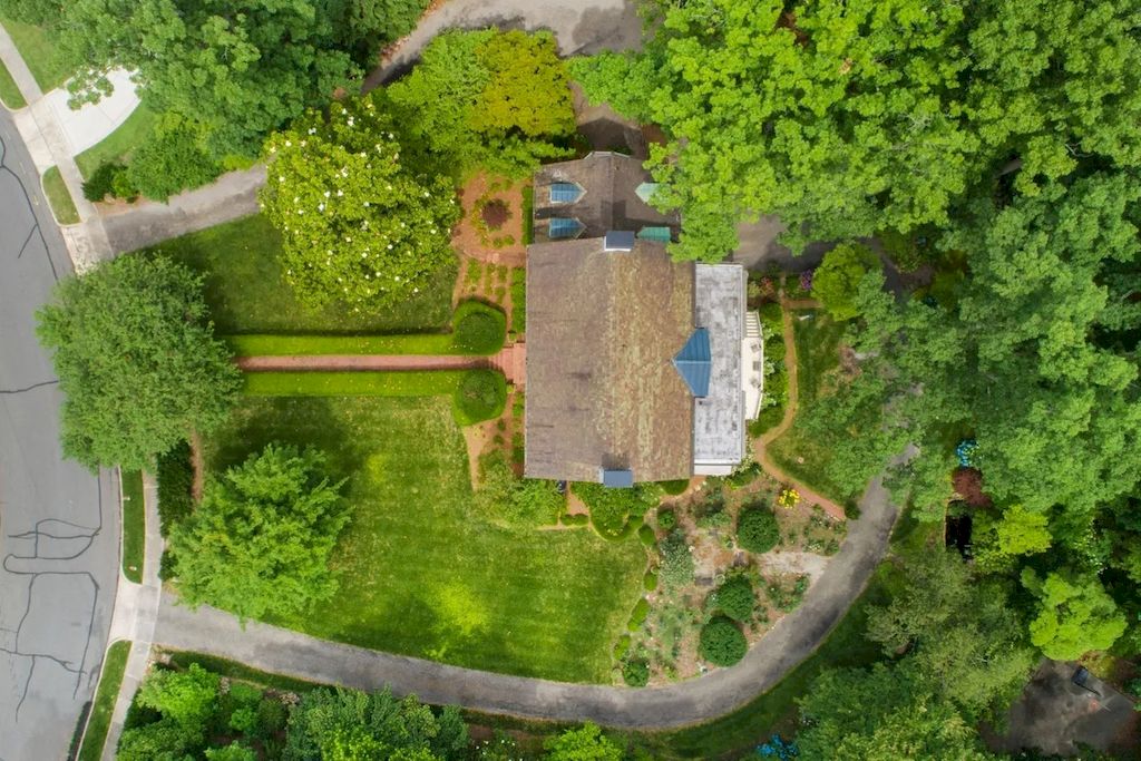 The Home in North Carolina is a luxurious home which brings comfortable ambiance with its classic design and tasteful detail now available for sale. This home located at 1520 Jarvis St, Raleigh, North Carolina; offering 04 bedrooms and 04 bathrooms with 4,361 square feet of living spaces.