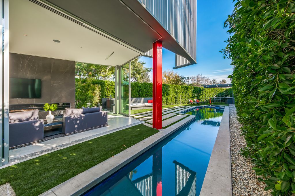 The Home in West Hollywood is a modern oasis masterfully balances cool contemporary design with lush greenery now available for sale. This house located at 417 Norwich Dr, West Hollywood, California