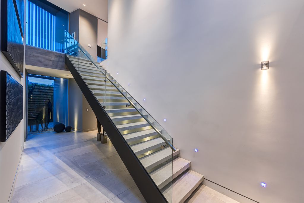 The Home in West Hollywood is a modern oasis masterfully balances cool contemporary design with lush greenery now available for sale. This house located at 417 Norwich Dr, West Hollywood, California