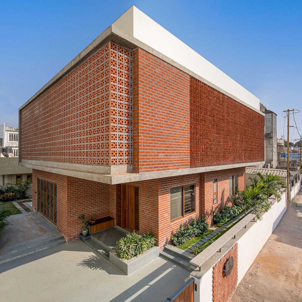 Brick Screen house in charm traditional style in India by MS Design Studio 15