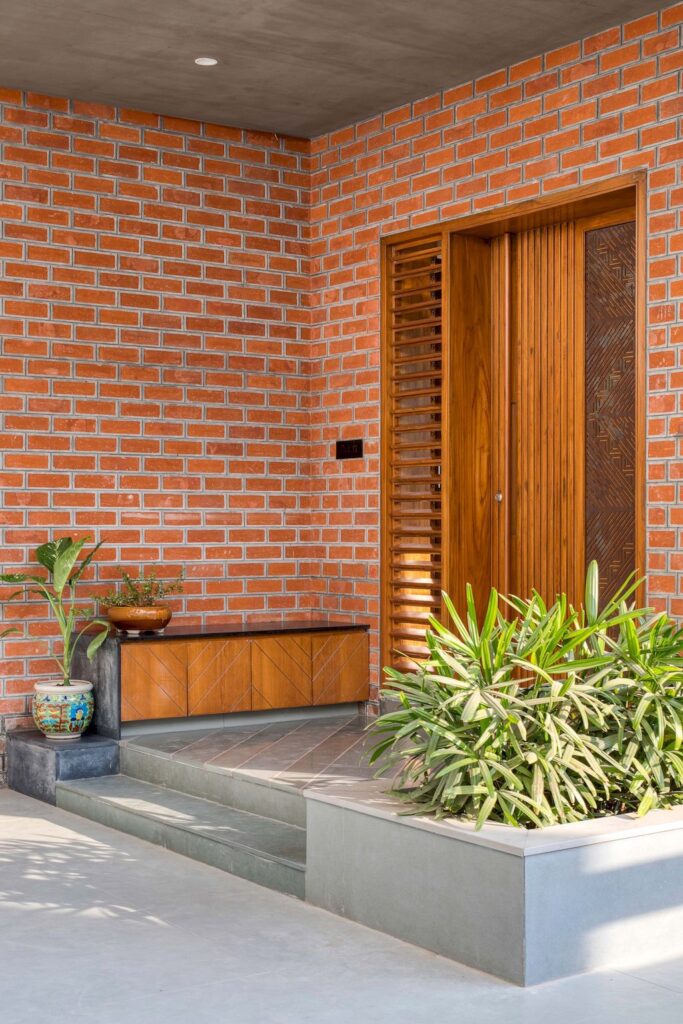 Brick Screen house in charm traditional style in India by MS Design Studio 3