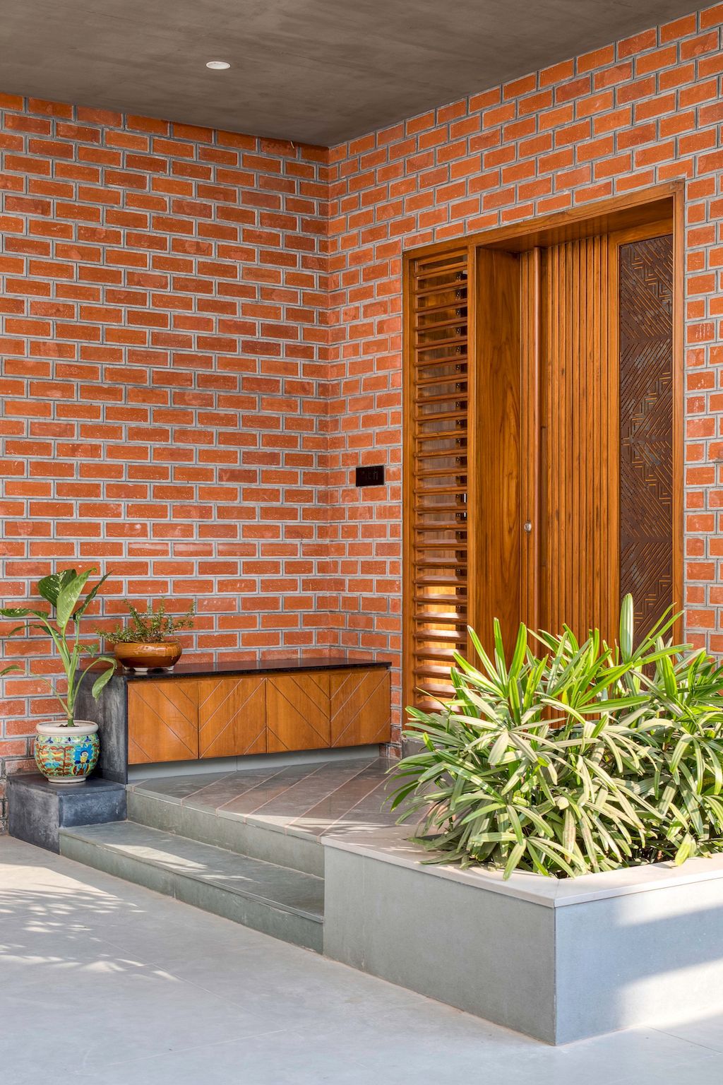Brick Screen house in charm traditional style in India by MS Design Studio 3