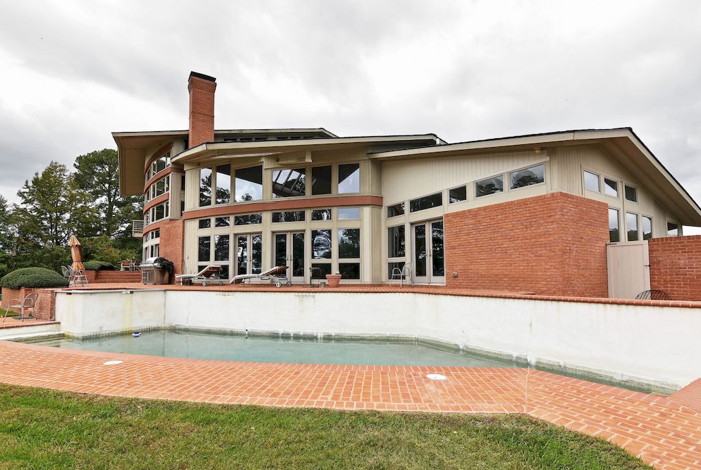 The Home in Maryland is a luxurious home with 300 windows now available for sale. This home located at 10205 Kintore Dr, Easton, Maryland; offering 05 bedrooms and 08 bathrooms with 10,302 square feet of living spaces. 