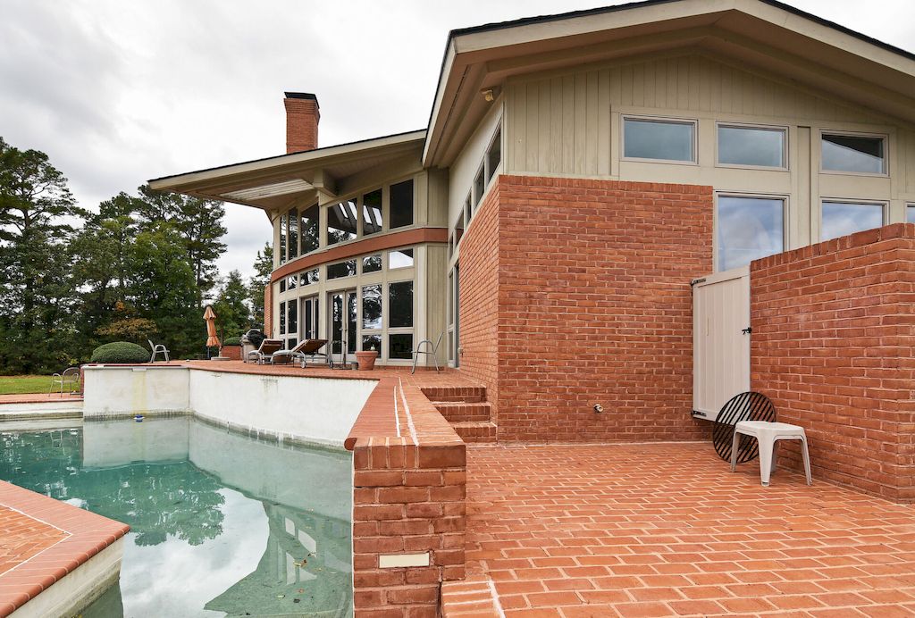 The Home in Maryland is a luxurious home with 300 windows now available for sale. This home located at 10205 Kintore Dr, Easton, Maryland; offering 05 bedrooms and 08 bathrooms with 10,302 square feet of living spaces. 
