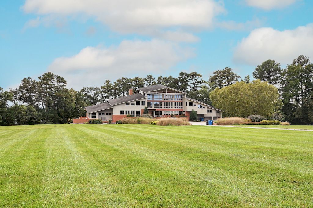 The Home in Maryland is a luxurious home with 300 windows now available for sale. This home located at 10205 Kintore Dr, Easton, Maryland; offering 05 bedrooms and 08 bathrooms with 10,302 square feet of living spaces. 