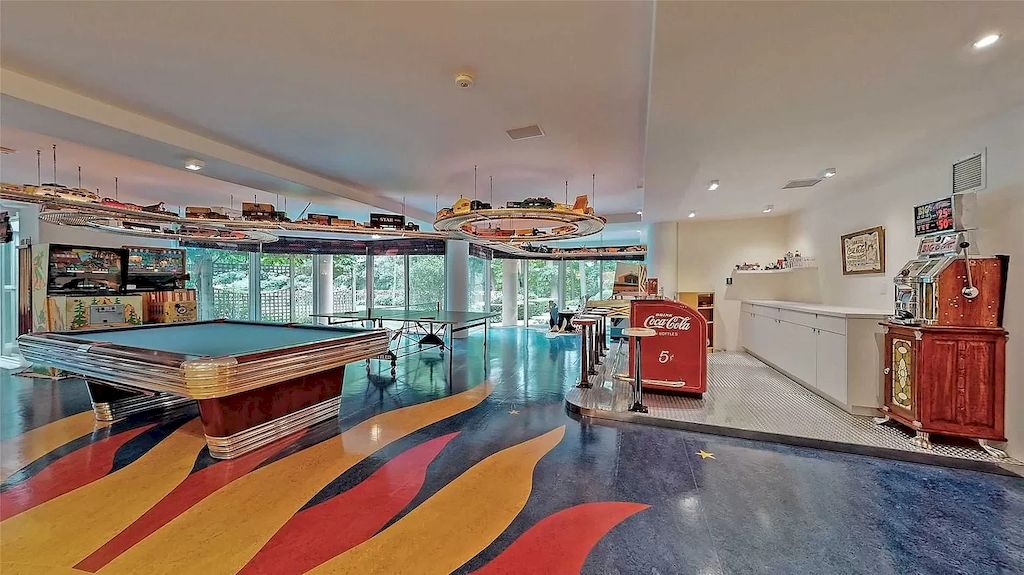 The Estate in Ontario features impeccable and luxurious details now available for sale. This home located at 12 Baytree Cres, Toronto, ON M2L 2G3, Canada
