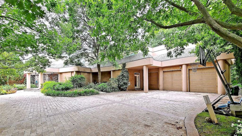 The Estate in Ontario features impeccable and luxurious details now available for sale. This home located at 12 Baytree Cres, Toronto, ON M2L 2G3, Canada