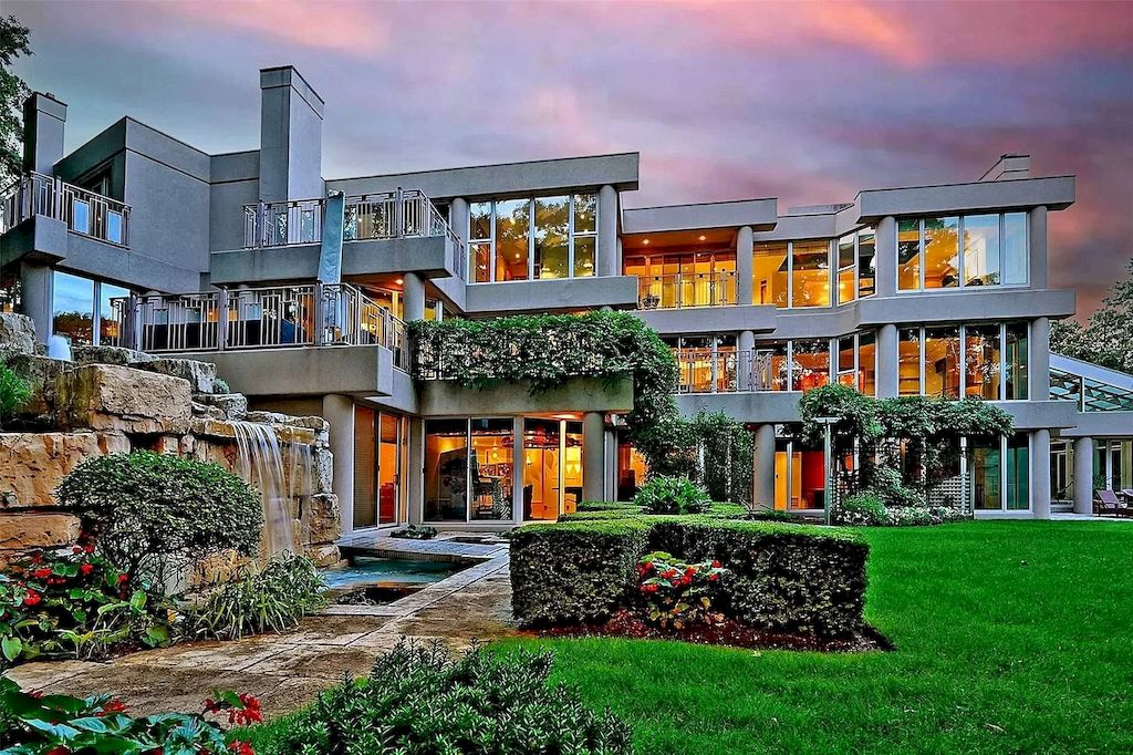 The Estate in Ontario features impeccable and luxurious details now available for sale. This home located at 12 Baytree Cres, Toronto, ON M2L 2G3, Canada