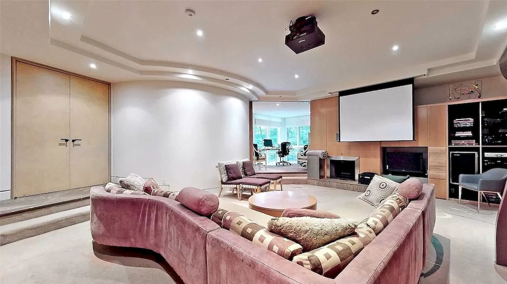 The Estate in Ontario features impeccable and luxurious details now available for sale. This home located at 12 Baytree Cres, Toronto, ON M2L 2G3, Canada