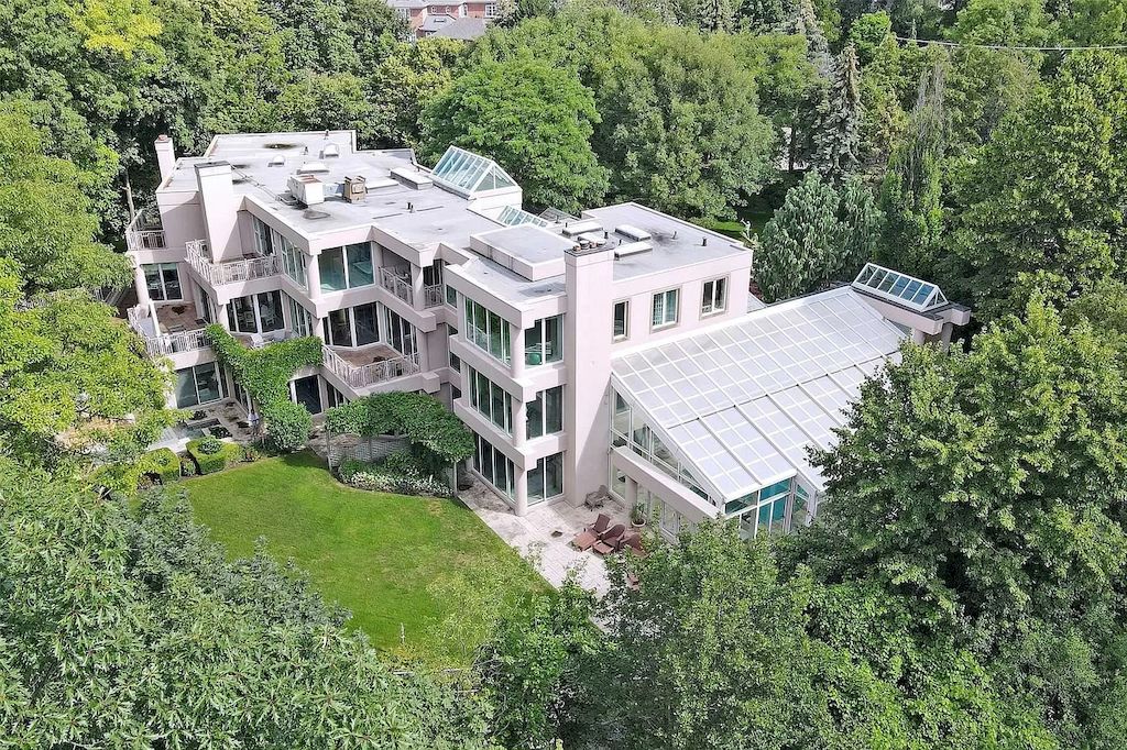 The Estate in Ontario features impeccable and luxurious details now available for sale. This home located at 12 Baytree Cres, Toronto, ON M2L 2G3, Canada