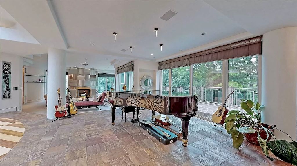 The Estate in Ontario features impeccable and luxurious details now available for sale. This home located at 12 Baytree Cres, Toronto, ON M2L 2G3, Canada