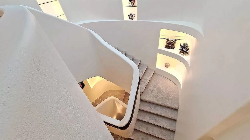 The Estate in Ontario features impeccable and luxurious details now available for sale. This home located at 12 Baytree Cres, Toronto, ON M2L 2G3, Canada