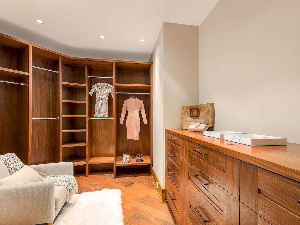 The Whistler Estate provides the alpine views from all directions through floor to ceiling windows and bask in the sunlight from sunrise to sunset home now available for sale