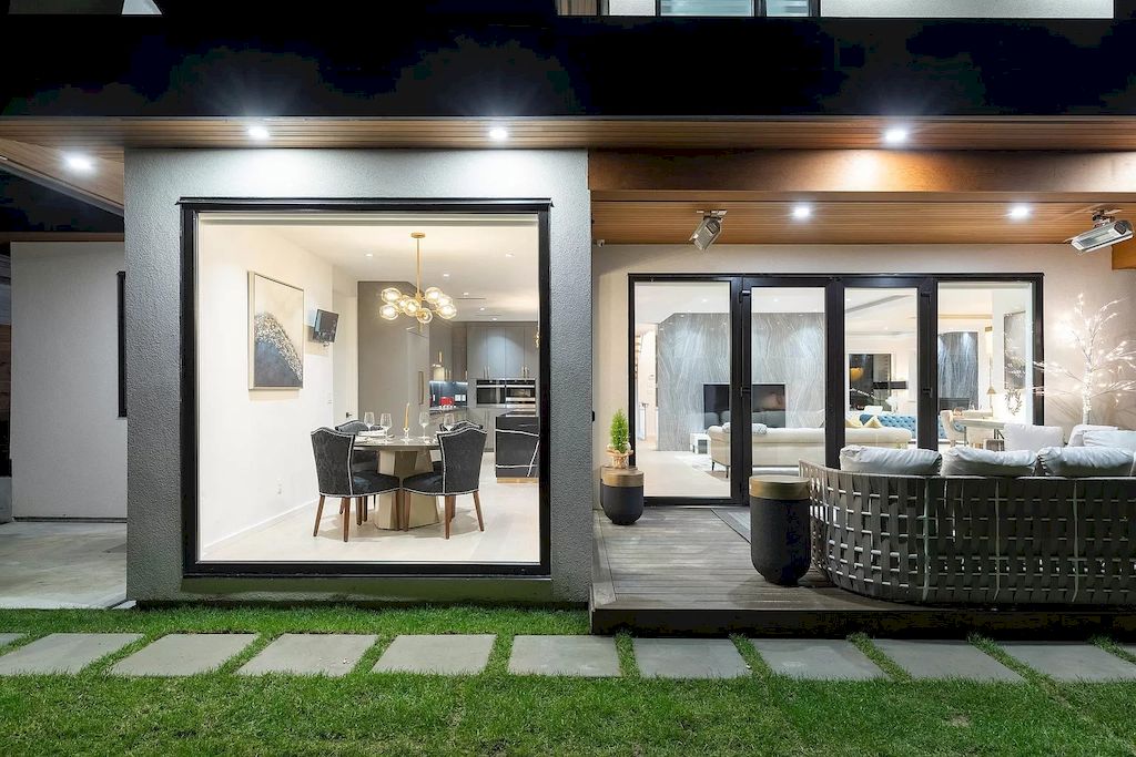 The House in North Vancouver is is the perfect blend of sophistication & comfort now available for sale. This home located at 976 Melbourne Ave, North Vancouver, BC V7R 1N9, Canada