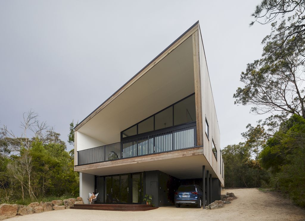 McCrae Bush House with Elevated Angular Form by Chan Architecture 10