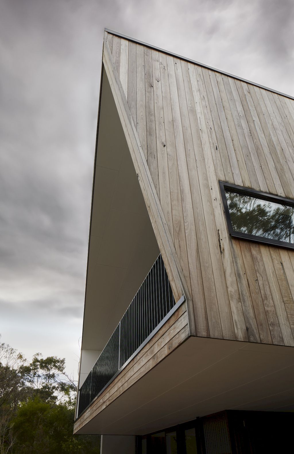McCrae Bush House with Elevated Angular Form by Chan Architecture 12